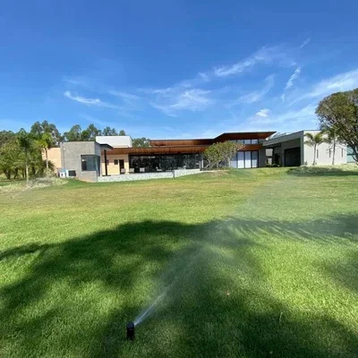 Rotor de irrigação em um gramado